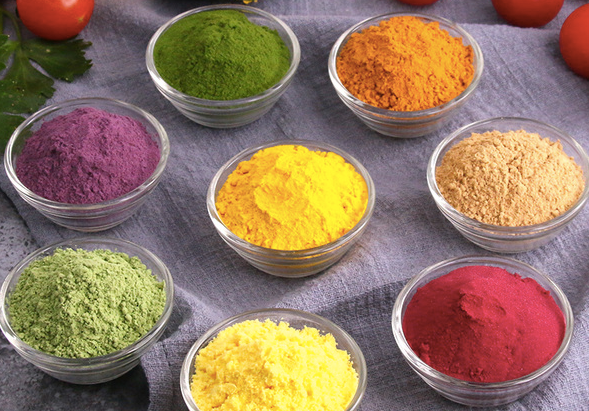 What is the difference between natural pigment and synthetic pigment